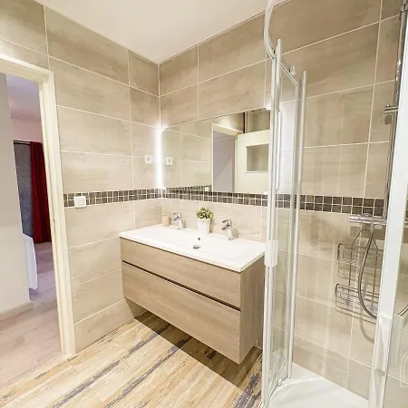 Apartman T3 Traversant Proche Du Centre De *